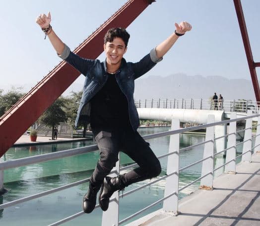 Joel recuerda a diario a su abuelito fallecido, quien fue quien lo inspiró a cantar y a estudiar teatro. 
<a href="http://www.univision.com/shows/la-banda/joel-pimentel-is-living-a-dream-with-cnco-fotos" target="_blank">Más de Joel aquí.</a>