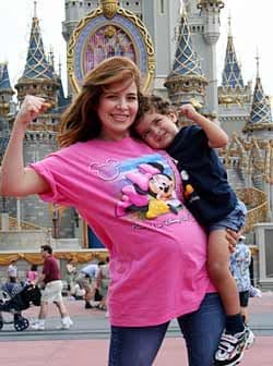 De inmediato las dudas y teorías sobre la paternidad del hijo de Gloria Trevi surgieron entre los medios. Y aunque ella aseguró haber sido violada por un custodio de la cárcel en la que se encontraba, las pruebas de ADN realizadas por autoridades brasileñas desvelaron que el padre era Sergio Andrade, de acuerdo con Publimetro.