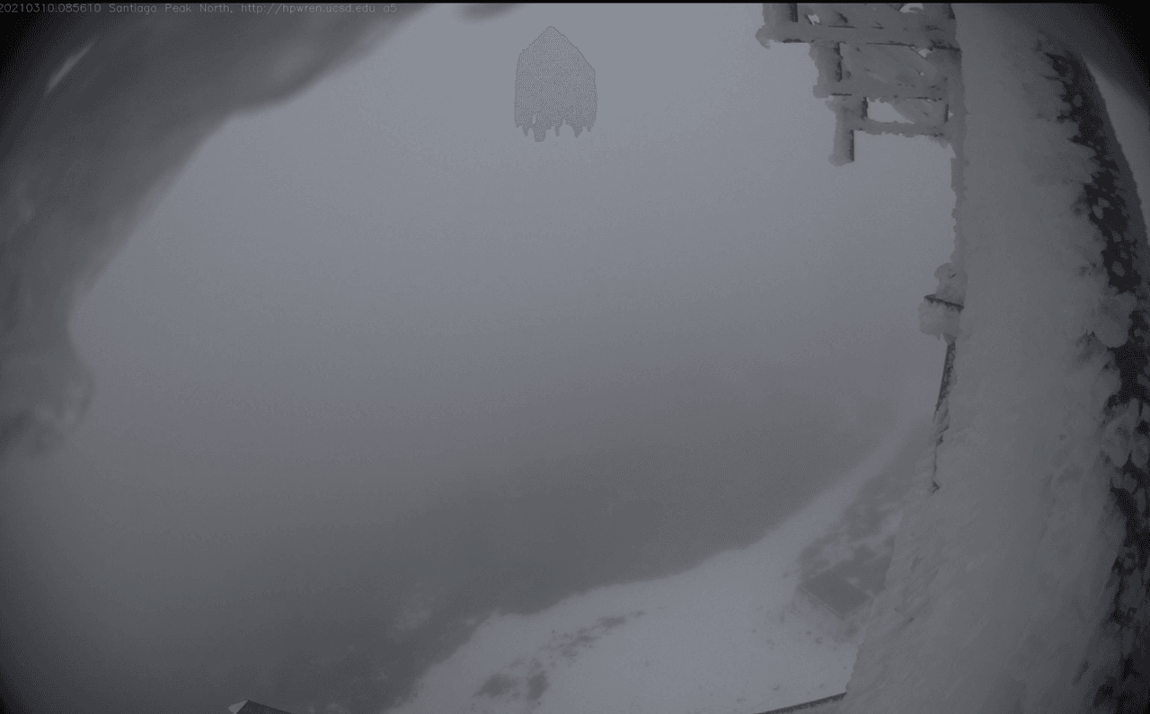 Esta es la vista desde las cámaras de 
<a href="http://hpwren.ucsd.edu/cameras/" target="_blank">HPWREN</a> en 
<a href="https://www.univision.com/local/los-angeles-kmex/este-es-el-millonario-e-historico-observatorio-que-esta-bajo-la-amenaza-del-incendio-bobcat-en-los-angeles-fotos">Mount Wilson</a> Observatory, este miércoles 10 de marzo.