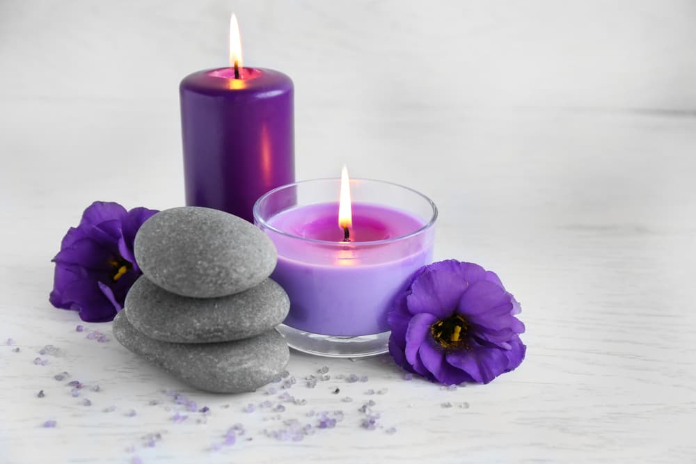<h3 class="cms-H3-H3">Morada</h3>
<br>Las velas moradas, indicadas para los días jueves, están muy relacionadas con la sanación espiritual y la magia. Son ideales para rituales de transmutación energética y para llamar a los ángeles y pedir su protección.
<br>