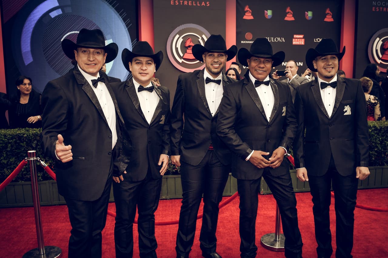 El grupo Bronco también apostó al traje negro, sin embargo, ellos impregnaron su sello característico con sombreros texanos.