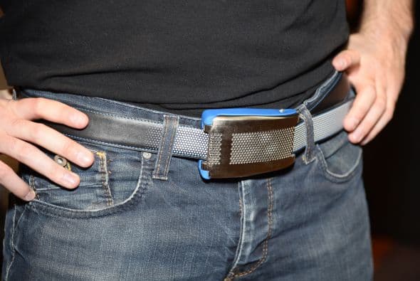 El cinturón percibe, se expande y ajusta al tamaño de tu cintura, en caso de que crezca o se reduzca. Belty percibirá si has comido demasiado por el tamaño de tu abdomen y te mandará una alerta. También cuenta con una app que almacena tus datos de rendimiento físico y te propone maneras de mejorarlo.