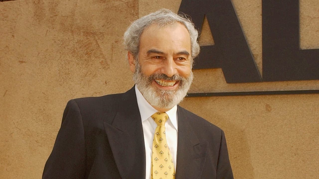 <h2 class="cms-H2-H2"><b>Emilio Echevarría</b></h2>
<br>
<br>Destacado actor mexicano, falleció el 4 de enero de 2025 a los 80 años. Es reconocido por su papel de “El Chivo” en “Amores Perros” (2000), su carrera abarcó más de cuatro décadas en cine, teatro y televisión.