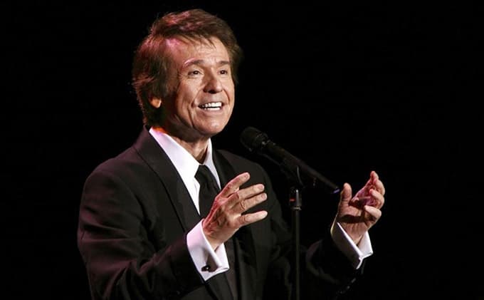 Luego de pelear por el título con su propio hermano, Natalia Figueroa (esposa del cantante Raphael) logró hacerse Marquesa de Santo Floro y, por lo tanto, el cantante se convirtió en marqués.