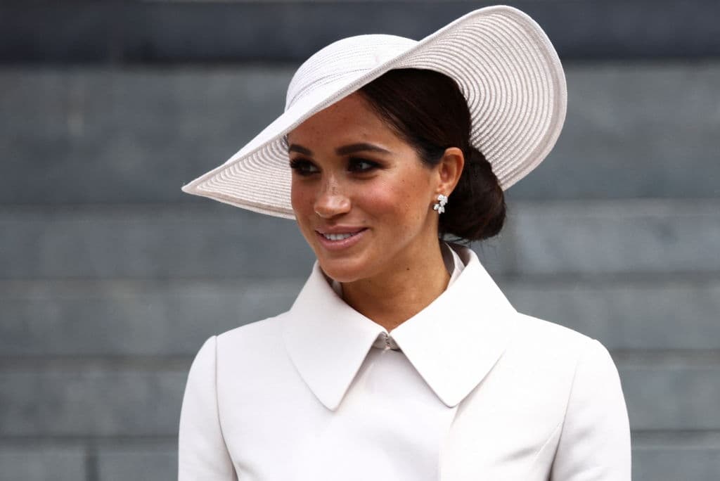 Sobre su peinado, Markle optó por mantener su cabello recogido en forma de moño lateral.
<br>