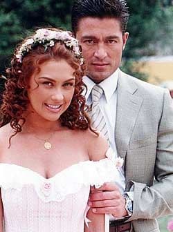 En el año 2000 Aracely protagonizó ‘Abrázame muy fuerte’ junto al galán de telenovelas Fernando Colunga.