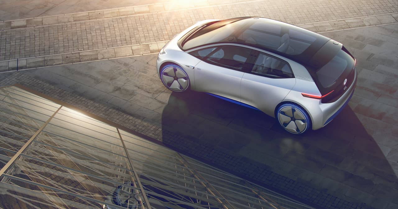 El Volkswagen I.D., a decir de su fabricante, será tan significativo como el Beetle o el Golf lo fueron en su momento. Una pretención bastante ambiciosa, sobre todo para un vehículo que no va a ser el primero en su categoría. Pero en defensa de las aspiraciones de Volkswagen hay que recordar que el ni el Beetle ni el Golf tampoco fueron los primeros en sus categorías.