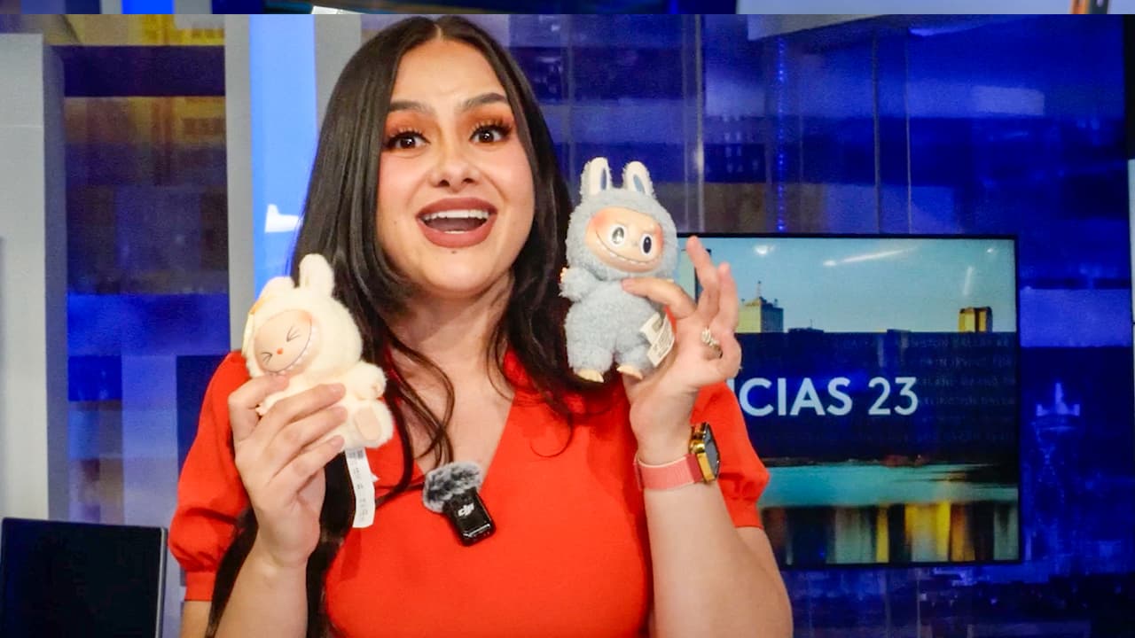 La fiebre por los Labubu ha hecho que se hagan réplicas muy parecidas al original fabricado por la empresa Pop Mart. La meteoróloga de Univision Dallas, Ángela del Río, quien es una aficionada de estos muñequitos, comparte cuatro detalles infalibles para reconocer los auténticos. 
<b><a href="https://www.univision.com/local/dallas-kuvn/la-fiebre-de-los-labubu-en-eeuu-que-hay-detras-de-la-popularidad-de-estos-peluches-video" target="_blank">Mira también: La fiebre de los Labubu en EEUU: Qué hay detrás de la popularidad de estos peluches.</a></b>
<br>