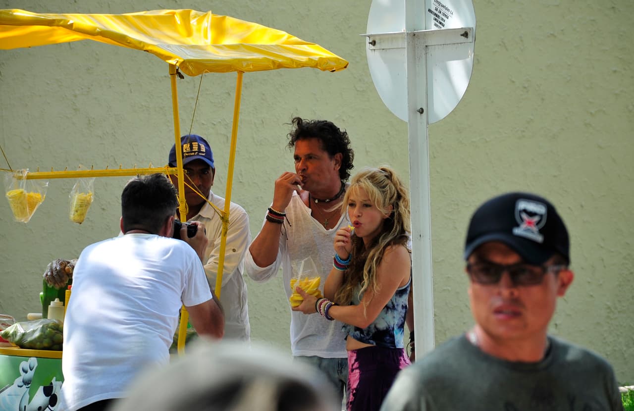 Fueron largas horas de trabajo, y el sol de ese día estaba al máximo, y así decidieron refrescarse. Hasta el vendedor de mangos aprovechó para tomarles una foto.