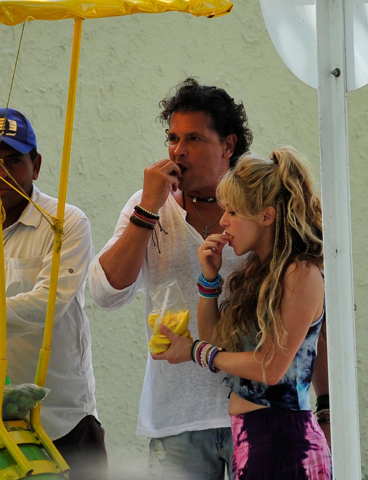 Y durante un break que hicieron en medio de la grabación saborearon un rico mango, una de las frutas favoritas de Shakira.