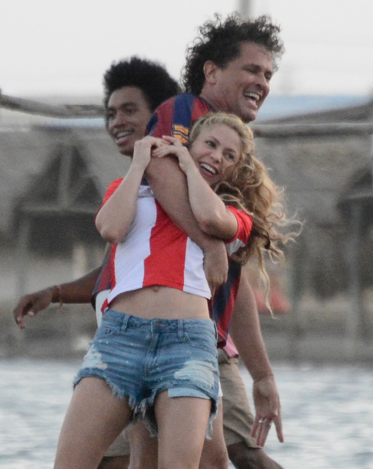 Claro, tampoco pudieron faltar las escenas futboleras, y ambos se divirtieron al máximo.