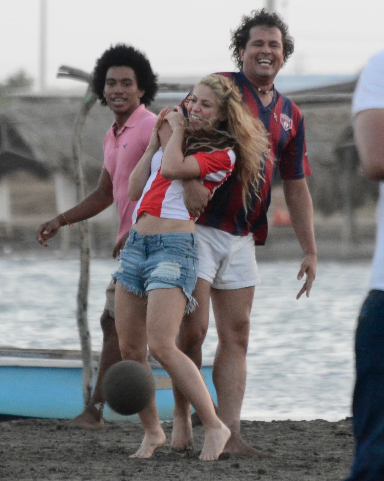 Vives también usó la playera de este equipo, y ambos jugaron una cascarita para ponerle este toque divertido al video.