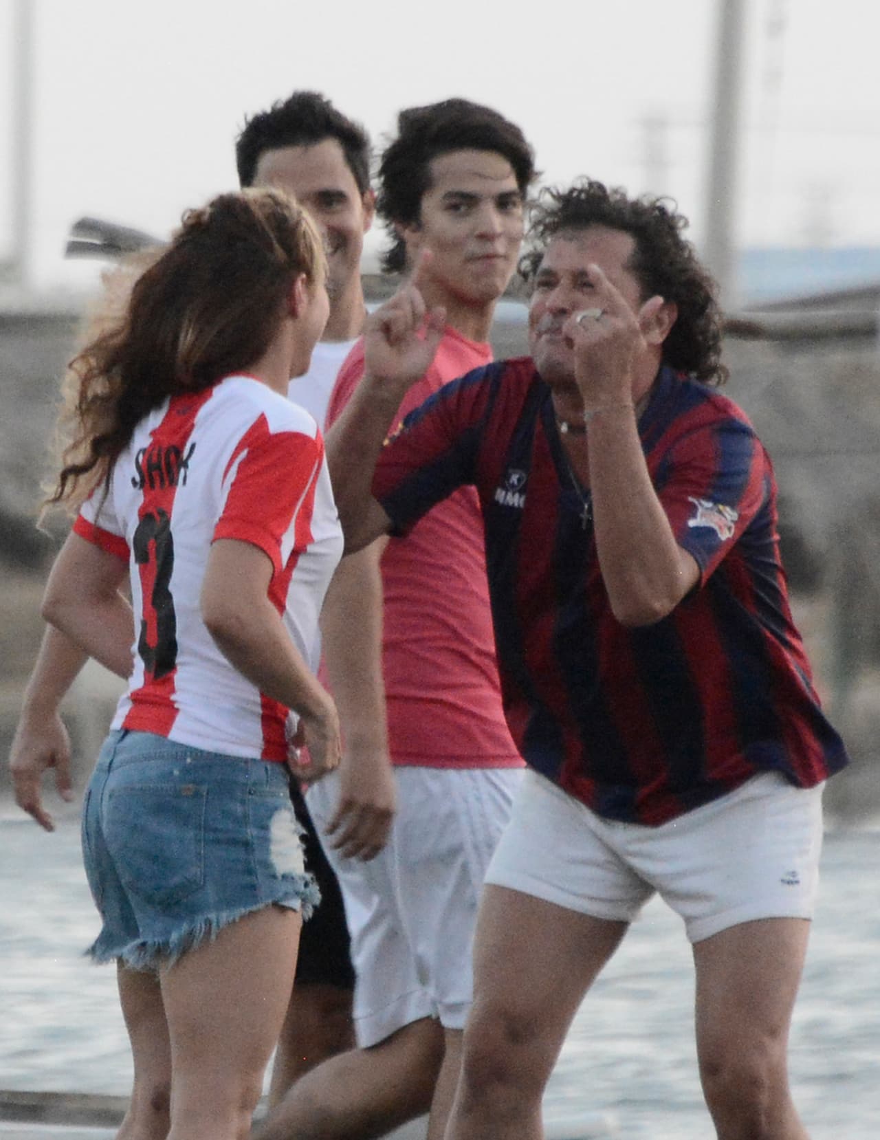 'Shaki' usó la playera del Junior, el quipo de futbol de Barranquilla.