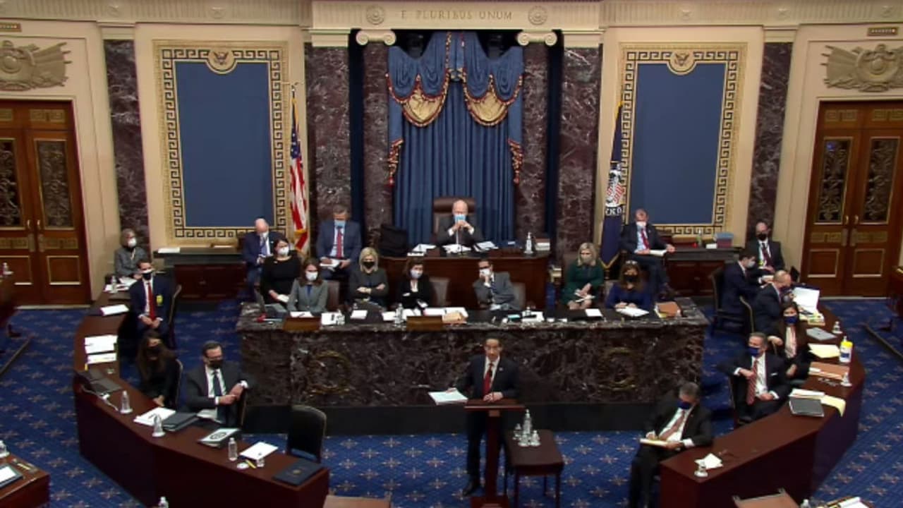 Arranca en el Congreso el segundo juicio político contra el expresidente Trump quien enfrenta el cargo de "incitación a la insurrección". Los demócratas aún no cuentan con los votos necesarios para condenar al exmandatario. 
<b><a href="https://www.univision.com/noticias/politica/segundo-juicio-politico-a-donald-trump-impeachment-en-el-senado">Más información aquí</a></b>.