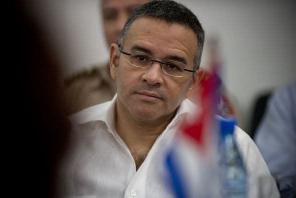 El presidente salvadoreño Mauricio Funes se sumó el martes a las voces de condena por "la respuesta violenta de Gadafi" y dijo que lamenta "mucho que haya gobiernos que enfrenten el sentimiento de rebeldía innato en los pueblos de la manera como lo ha enfrentado el señor Gadafi".