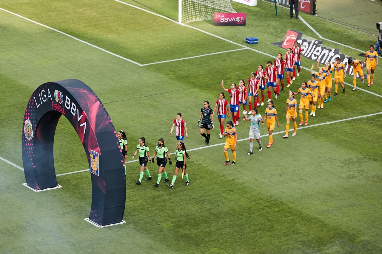 Tigres no dio oportunidad a las Chivas para reaccionar y con un contundente triunfo en la vuelta consiguió el bicampeonato.