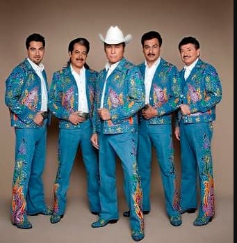 La ropa se las diseñan tanto en México como en Estados Unidos y cada vez que viene un disco nuevo, sorprenden con su 'look'.