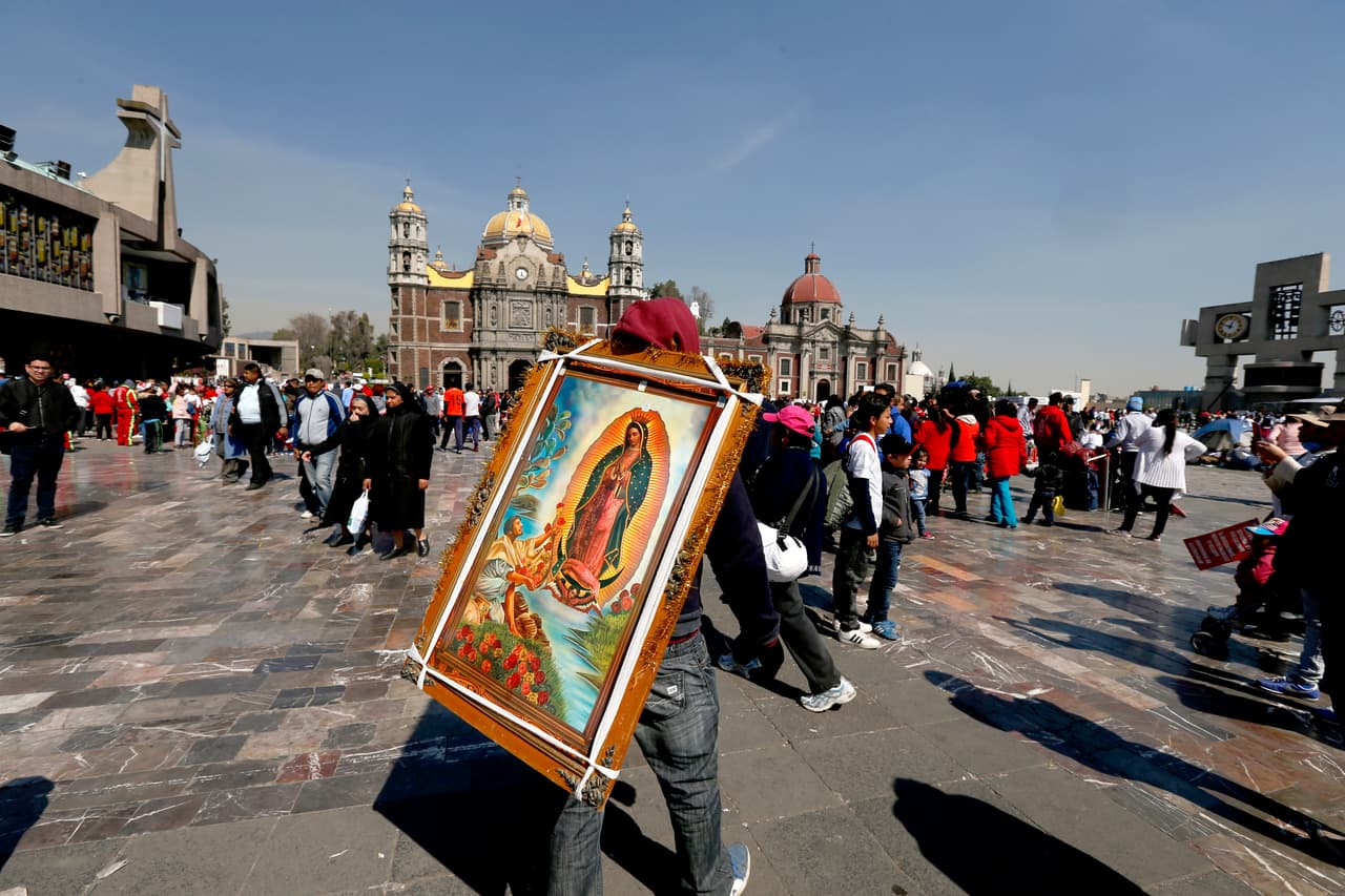 Según la tradición, la virgen dejó su imagen como prueba de su aparición para que se construyera una iglesia justo en ese lugar. Frente a la basílica miles de católicos mexicanos pasaron la noche y continuaran todo el día.