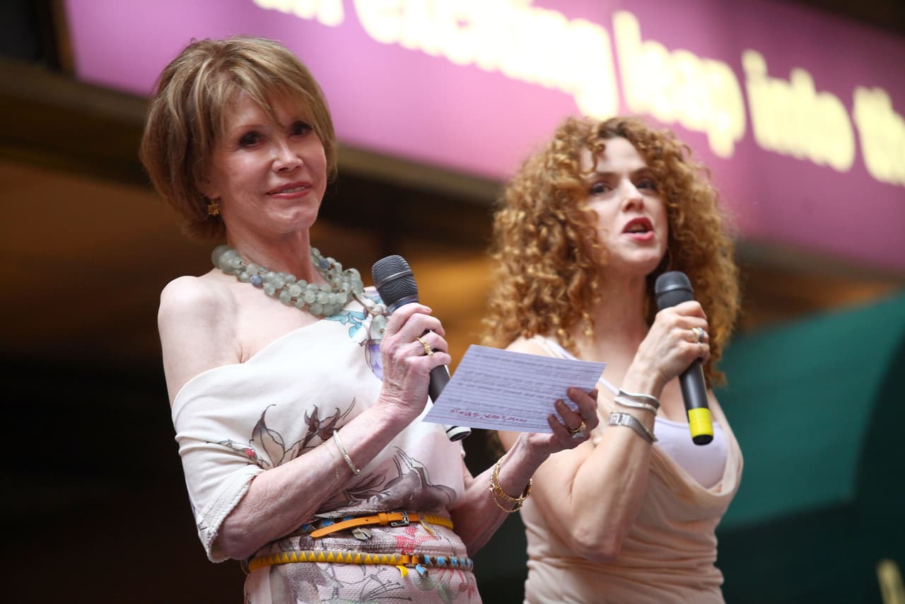 Junto a la actriz y cantante Bernadette Peters, en el evento 'Broadway Barks', en junio de 2009.