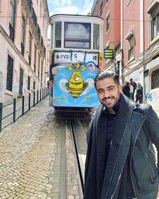 Pero su alegría es mayor al viajar no solo como turista, sino como periodista, porque según él, "no hay nada como ver los países a través de historias muy humanas".