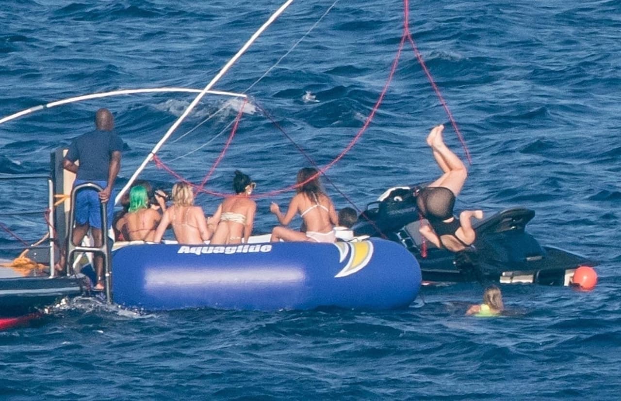 Esta fue la particular manera en que Kylie Jenner se arrojó al mar.