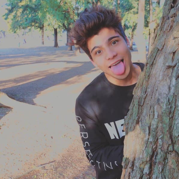 Otra imagen más del gesto más usado por Sebastián, sacar la lengua.