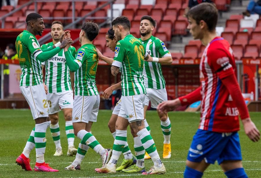 Real Betis se impone 2-0 ante el Sporting de Gijón en las eliminatorias de la Copa del Rey. Sergio Canales anotó el primer gol de penal, segido de Rodrigo Sánchez Rodriguez para dar la victoria a los verdiblancos. El partido tuvo una asistencia de 300 personas.