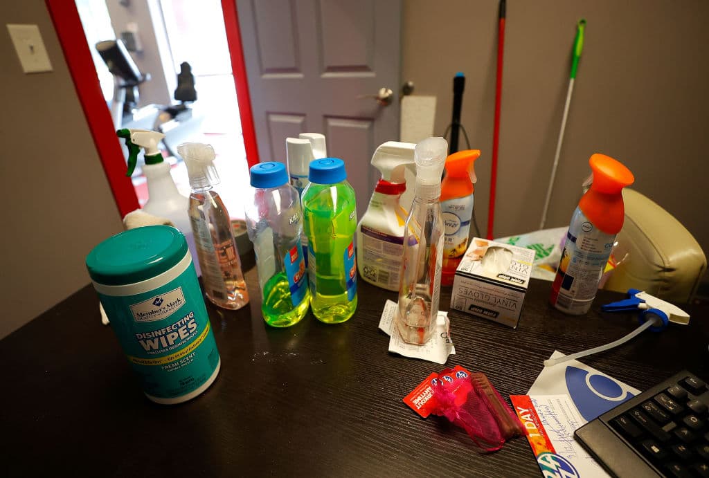 <b>Lee las instrucciones. </b>Puede parecer algo muy básico, pero en ocasiones damos por hecho algunas cosas, cuando en realidad resulta conveniente ceñirse al uso para el que ha sido diseñado un limpiador concreto, ya que al probarlo en otras superficies u objetos podría comportarse de manera distinta a la habitual o dañar el material sobre el que se ha utilizado.