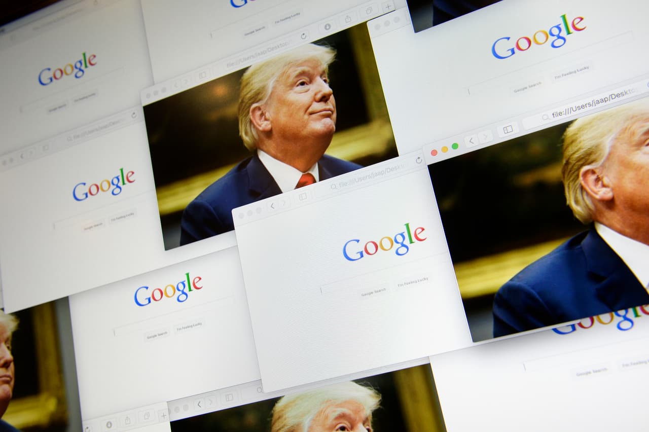 <b>Google vs. los conservadores</b>. 
<a href="https://twitter.com/realDonaldTrump/status/1034456273306243076?" target="_blank">Trump ha dicho varias veces</a> sin pruebas que Google solo mostraba en las búsquedas noticias que son malas "para mí... por lo que casi todas las noticias son malas". Google respondió que los algoritmos no tienen en cuenta las inclinaciones políticas en las noticias. Trump también 
<a href="https://www.univision.com/shows/noticiero-univision/trump-acusa-a-google-twitter-y-facebook-de-conspiracion-por-presunta-censura-a-cuentas-o-comentarios-de-sus-aliados-video" target="_blank">acusó a Facebook y a Twitter de participar en esa conspiración</a> para no mostrar voces conservadoras. 
<br>