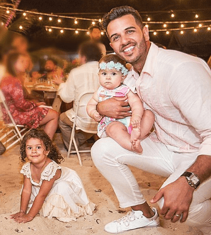 Esta sonrisa de Yisus lo dice todo. Este papá tiene el corazón lleno de amor por sus retoños.