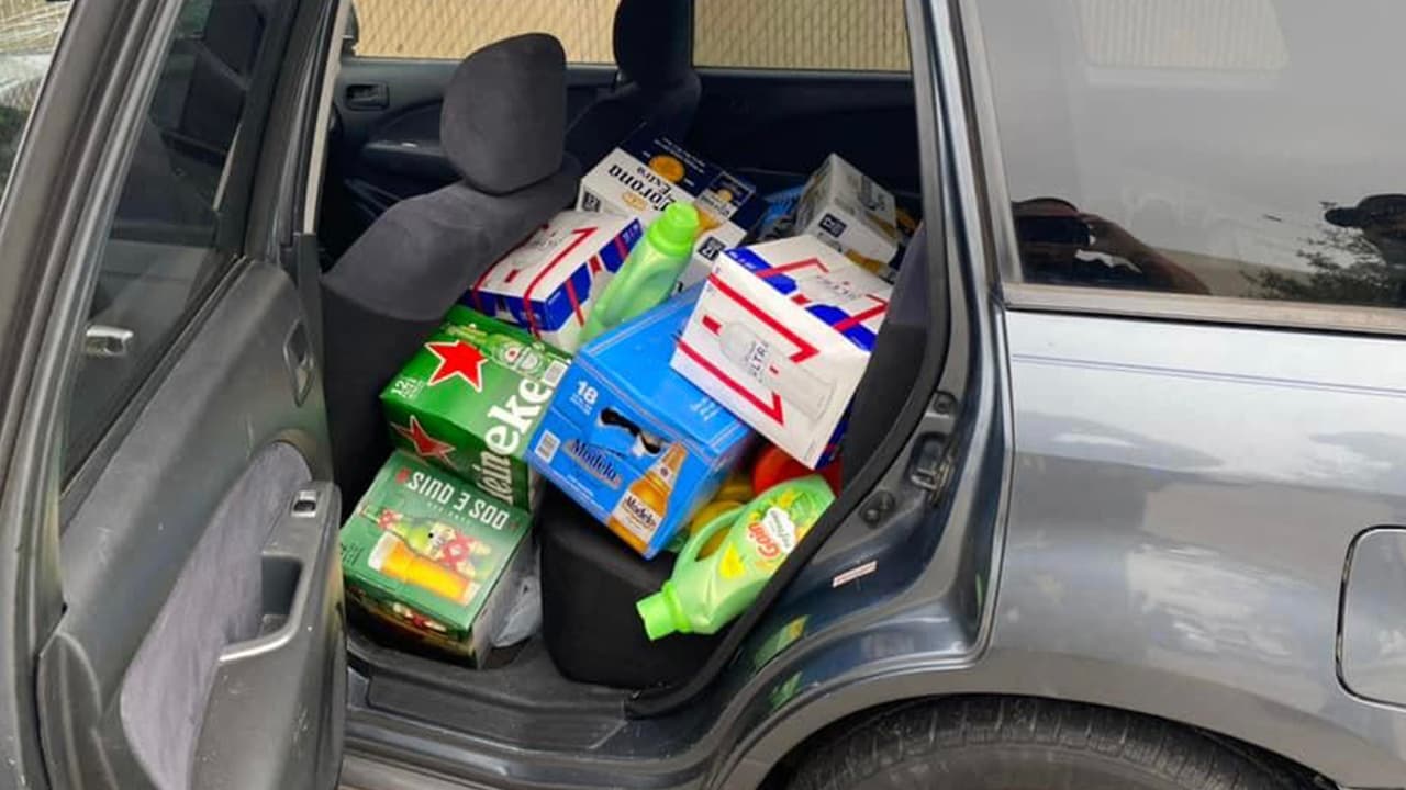 La 
<a href="https://www.univision.com/local/houston-kxln/arrestos-felton-ford-atropellamiento-martha-medina-robo-houston-texas">investigación</a> reveló que robaron cerveza y otros artículos de tres tiendas y el bolso de una anciana.