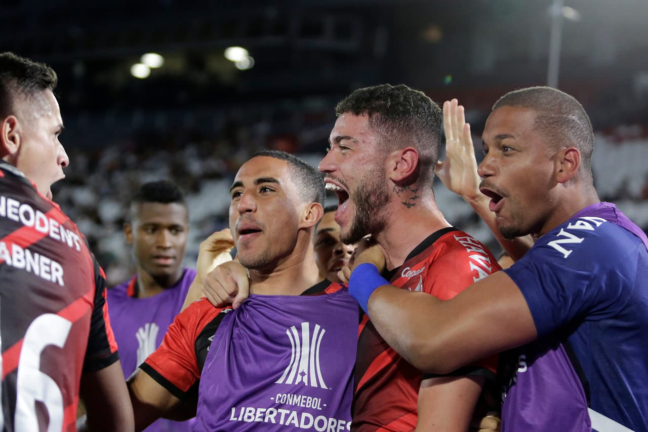 Libertad y Paranaense empataron 1-1, pero el club brasileño calificó a los Cuartos de Final por ganar 2-1 la ida de los Octavos de Final.