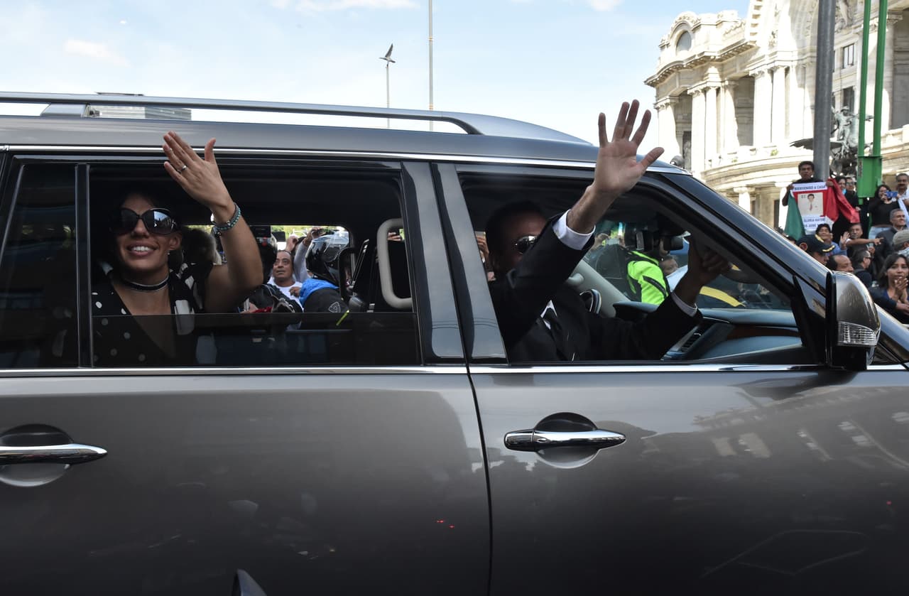 En el trayecto los hijos del cantante saludaron al público.
