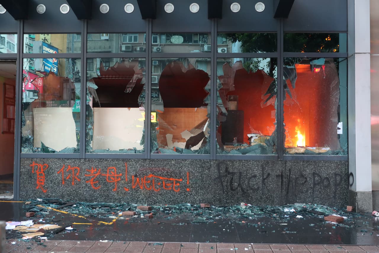 Hubo destrozos e incendios en las calles de Hong Kong. En el distrito de Tsuen Wan, 
<b>un oficial de policía descargó su arma a corta distancia de un joven después de que su unidad fue atacada por manifestantes armados con bastones y paraguas, </b>mostraron videos filmados por reporteros estudiantiles.