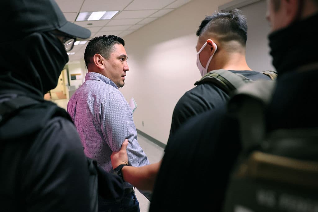 Un hombre es detenido por agentes federales tras asistir a su audiencia en la corte de inmigración del Jacob K. Javitz Federal Building, el 30 de junio de 2025, en Nueva York. Según UC Berkeley, las detenciones han aumentado drásticamente en 38 estados, afectando a quienes buscan resolver su situación migratoria. (Foto por Michael M. Santiago/Getty Images)
<br>
