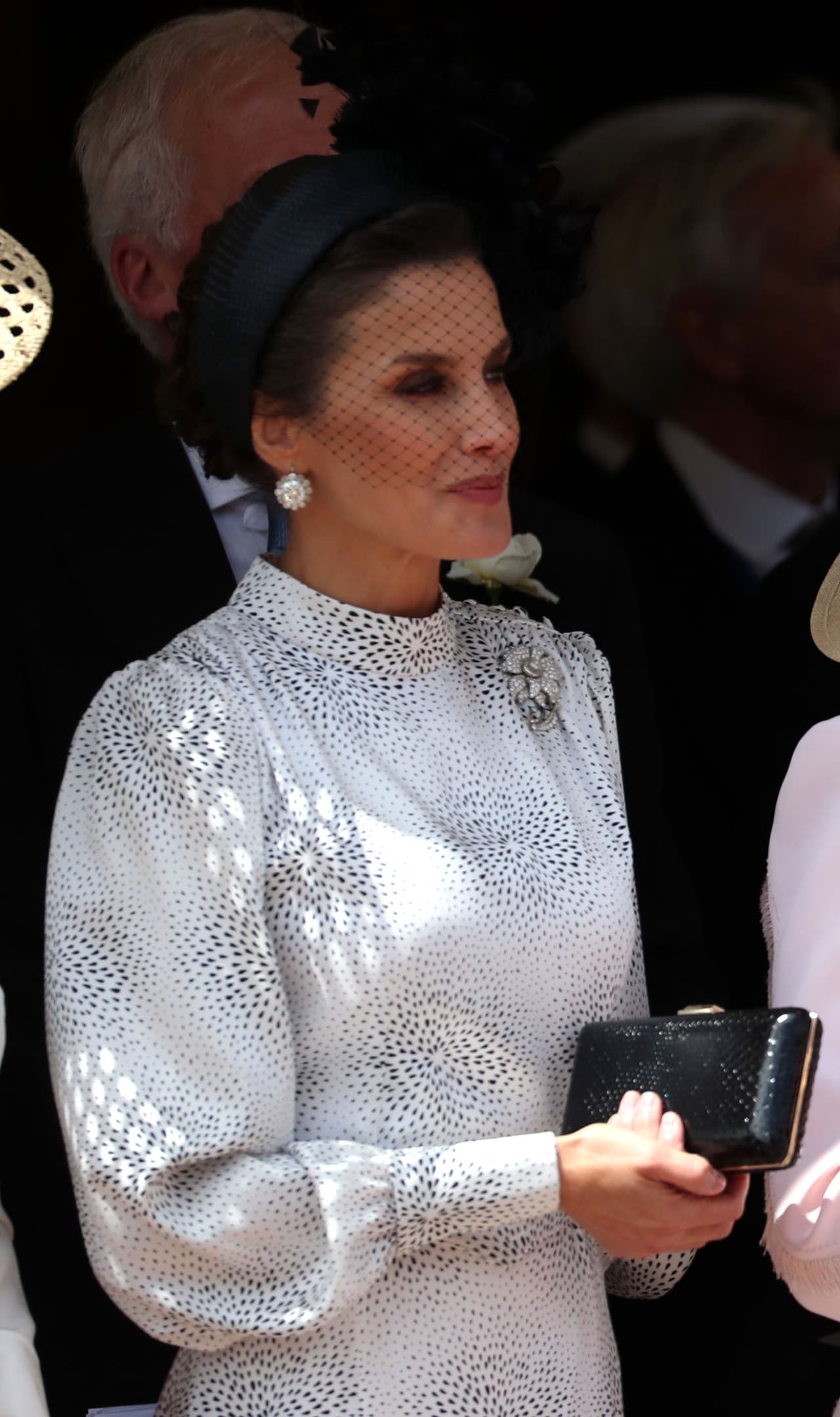 La reina acompañó la prenda de mangas abullonadas, cuello perkins y solo 314 dólares con un impactante broche de flor de diamantes en el pecho.