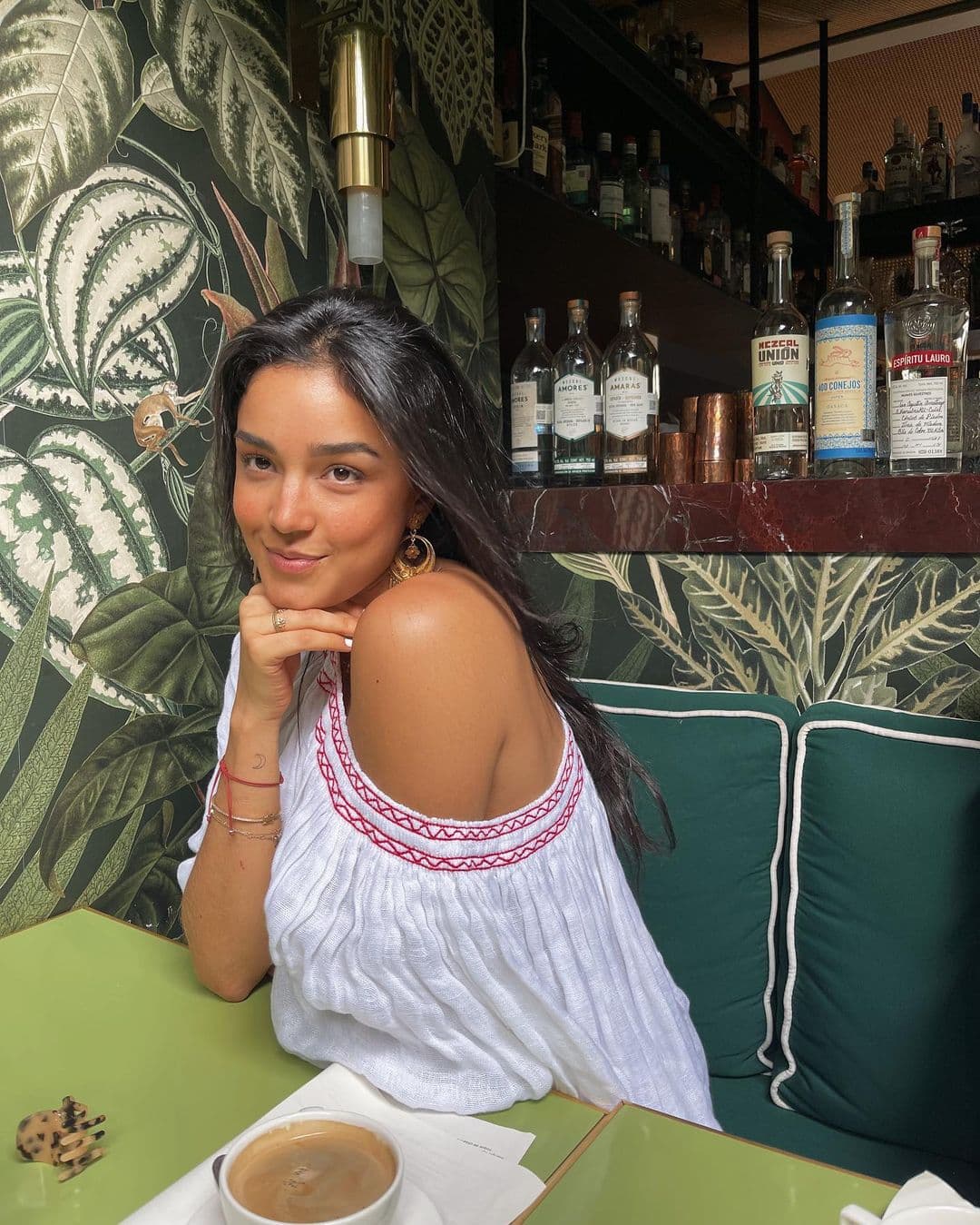 "La vida da muchas vueltas y realmente nunca se sabe. Yo solo fluyo... Estuve a dos de sacarla (su marca de ropa) antes de venirme acá a España, pero con los planes de vida, acabé viniendo aquí y tuve que ponerle pausa", señaló.