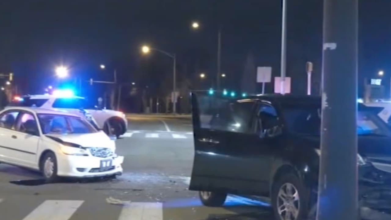 La policía informó que la madre de 19 años de la bebé de un mes viajaba al frente en el asiento del pasajero. La otra madre, de 21 años, era la conductora. Su hijo de cuatro meses estaba en la parte trasera del auto con el de un mes, dijo la policía.