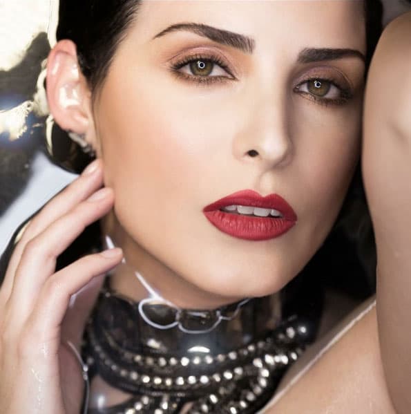 Su sensualidad es natural, esa mirada cautiva a cualquiera.