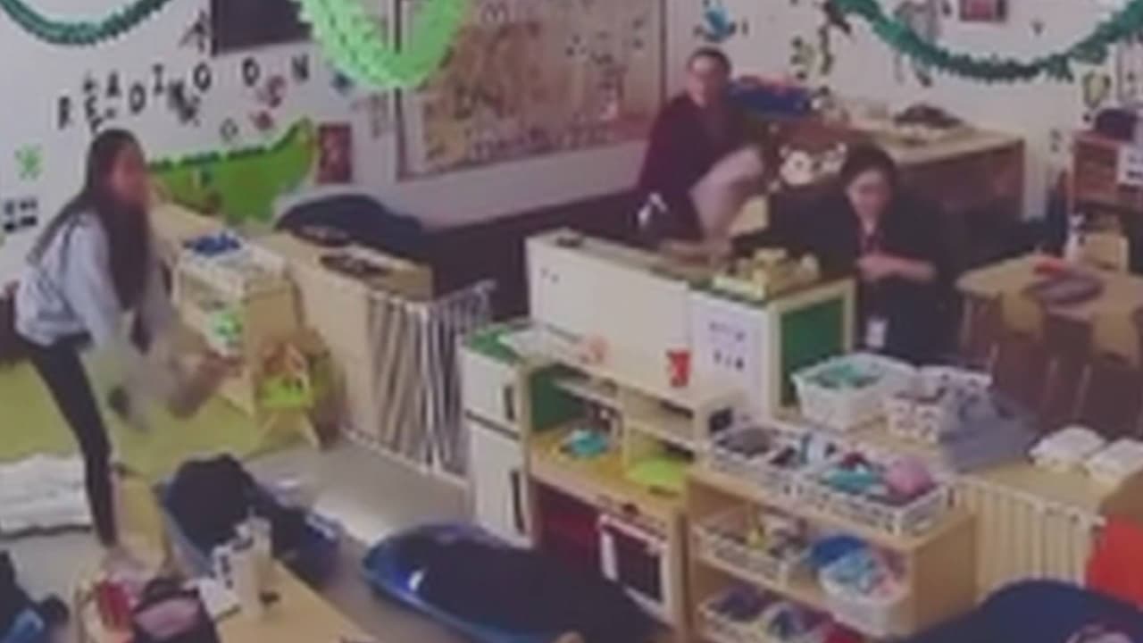Maestra es despedida tras agredir a una niña con autismo; el hecho quedó grabado en video