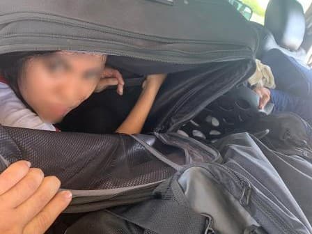 Transportaban a migrantes dentro de maletas: una mujer era la jefa de la banda
