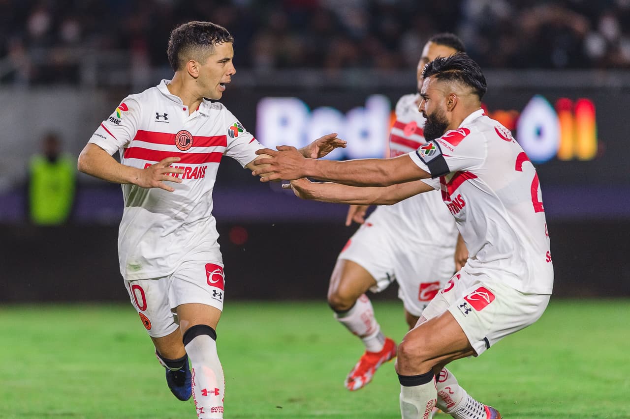 Nico López se encargaría del 1-2 de penal tras la revisión del VAR en una jugada polémica en el área.