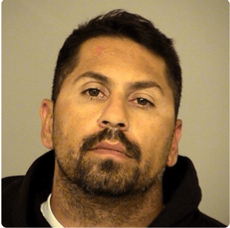 Joshua Clark de 37 años, con cargos de conspiración, posesión y venta de sustancias controladas, posesión de un arma de fuego y participación en actividades de pandilla.