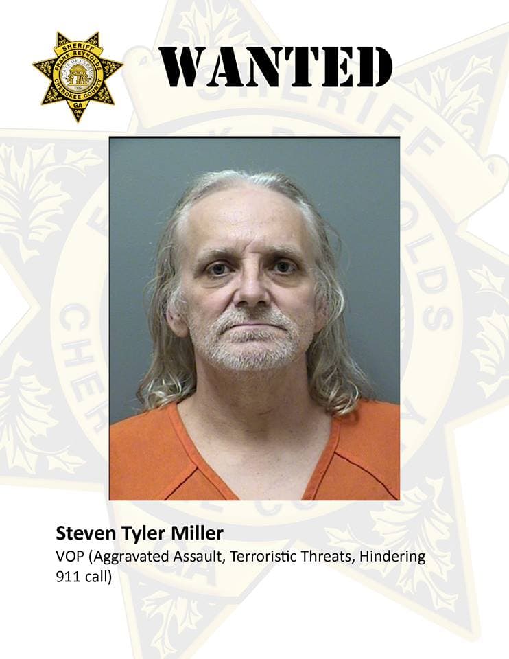 STEVEN TYLER MILLER. Acusado de agresión agravada, amenazas terroristas y de entorpecer una llamada al 911. Si lo has visto, llama al 911 o al 678-493-4080.