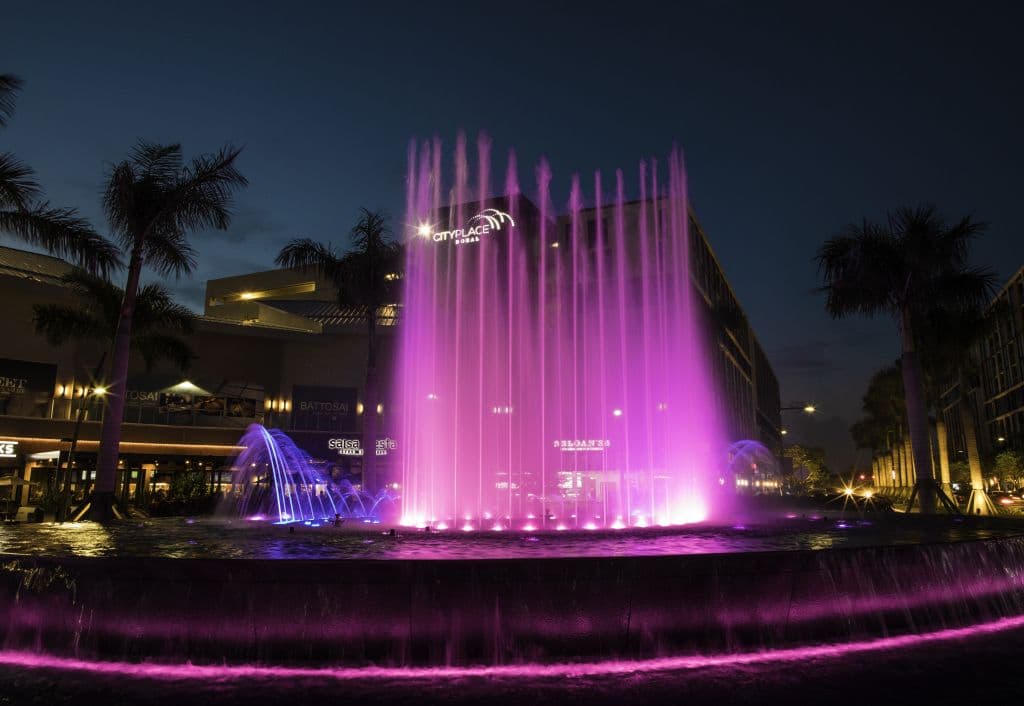 <b>El Doral se engalana con fuegos artificiales</b>
<br>
<br>En el CityPlace Doral podrá disfrutar de música en vivo y por supuesto, no debe perderse el espectáculo de fuegos artificiales que iluminará el cielo nocturno de la ciudad del Doral. Disfrute del show las aguas y fuentes que bailan al son de las melodías que se escuchan en la plaza central.