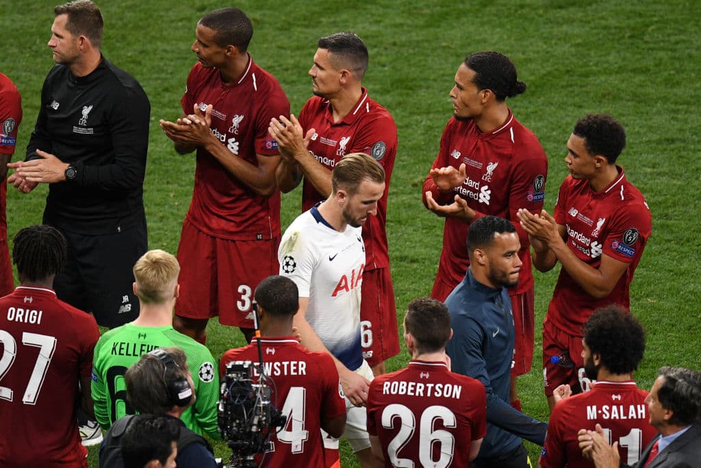 El pasillo del Liverpool a los jugadores del Tottenham fue el comienzo de la premiación.