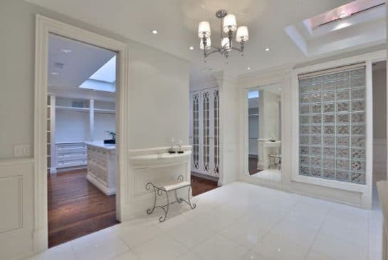 El mercado inmobiliario mundial promueve dos mansiones que alguna vez fueron propiedad de Prince.