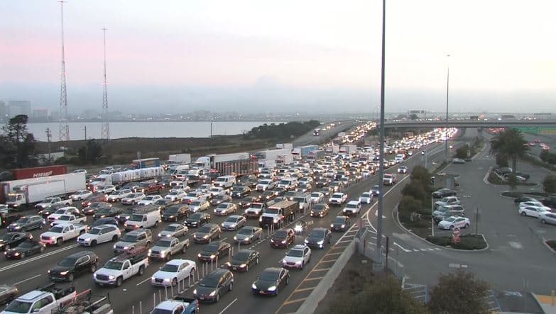 Accidente sobre el puente Bay Bridge en dirección oeste provoca el cierre temporal de varios carriles 