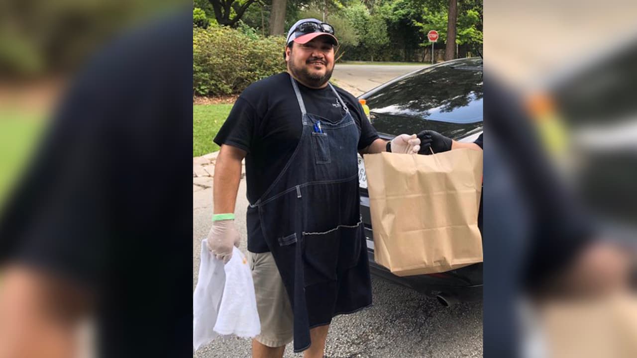 El chef Rolando Sosa regaló comida a despachadores de la policía de Houston en tiempos de coronavirus.