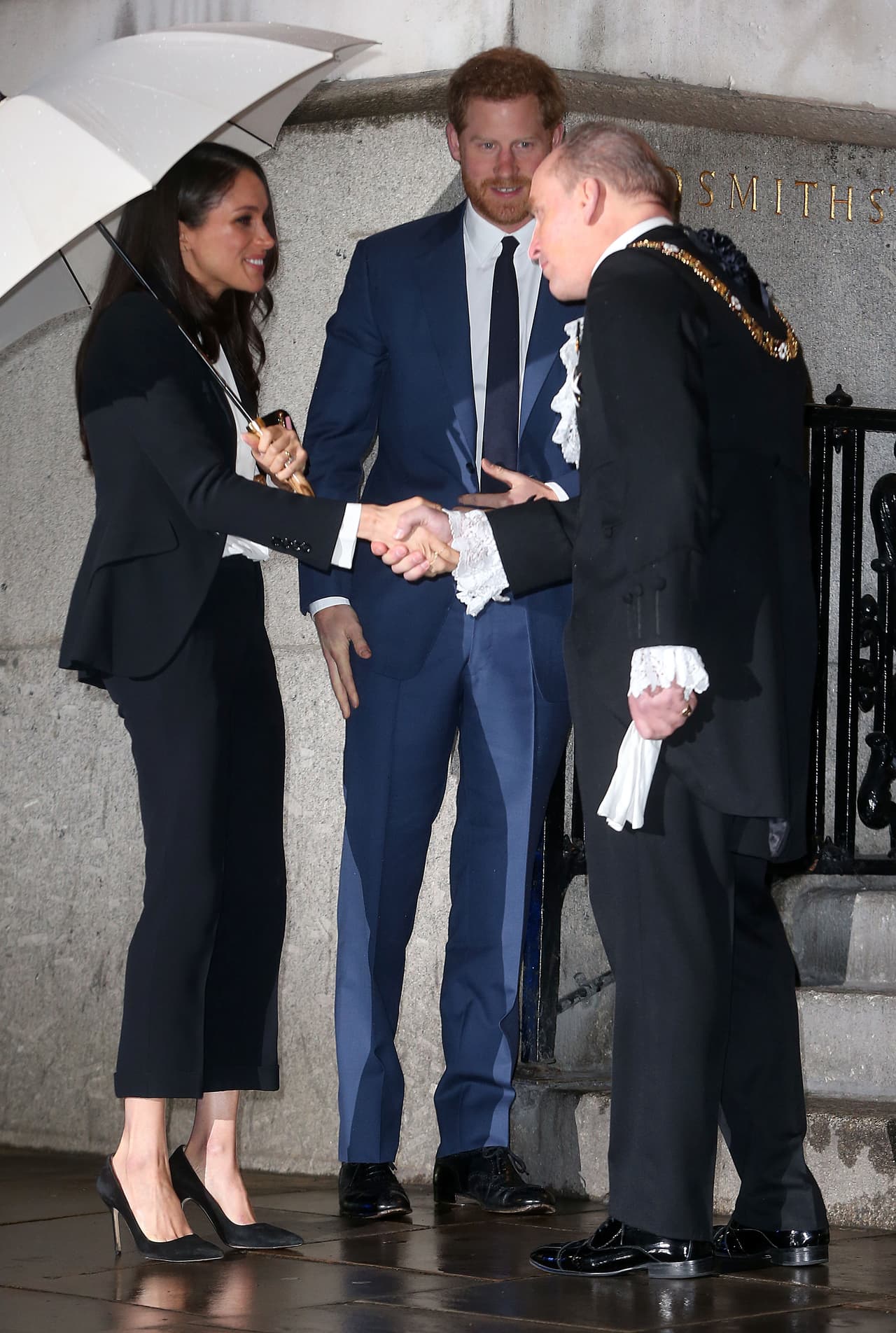 Sombrilla en mano, la actriz norteamericana arribó al Goldmisth's Hall para participar en un evento que reconoce a los militares heridos o enfermos, que participan en eventos deportivos como parte de su proceso de recuperación.